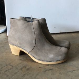 Dansko Michelle ankle boot in light gray size 38